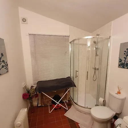 ** Lovely & Cosy Well Equipped 3 Bedroom House Perfect For Work/leisure + Free Parking & Wifi ** Holiday home *