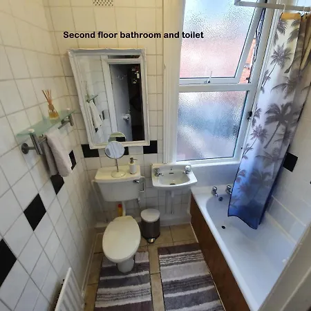 Holiday home ** Lovely & Cosy Well Equipped 3 Bedroom House Perfect For Work/leisure + Free Parking & Wifi ** Leeds (West Yorkshire)