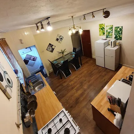 Holiday home ** Lovely & Cosy Well Equipped 3 Bedroom House Perfect For Work/leisure + Free Parking & Wifi ** Leeds (West Yorkshire)