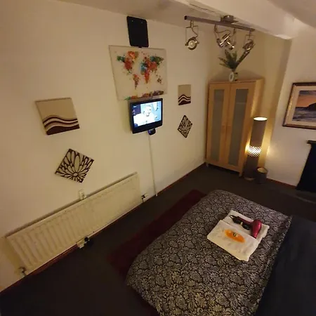 ** Lovely & Cosy Well Equipped 3 Bedroom House Perfect For Work/leisure + Free Parking & Wifi ** Holiday home Leeds (West Yorkshire)