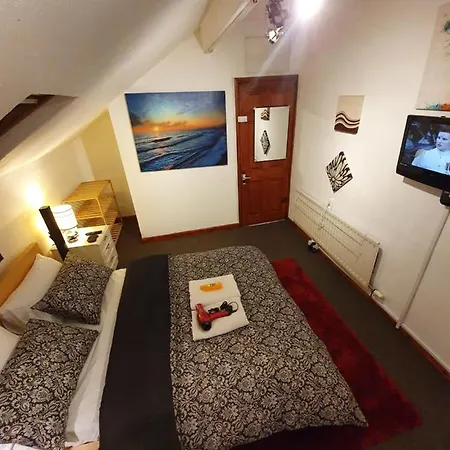 ** Lovely & Cosy Well Equipped 3 Bedroom House Perfect For Work/leisure + Free Parking & Wifi ** Holiday home Leeds (West Yorkshire)
