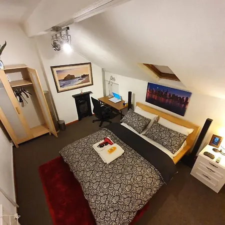 ** Lovely & Cosy Well Equipped 3 Bedroom House Perfect For Work/leisure + Free Parking & Wifi ** Holiday home *