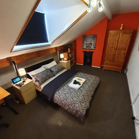 ** Lovely & Cosy Well Equipped 3 Bedroom House Perfect For Work/leisure + Free Parking & Wifi ** Leeds (West Yorkshire)