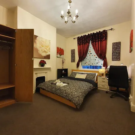 ** Lovely & Cosy Well Equipped 3 Bedroom House Perfect For Work/leisure + Free Parking & Wifi ** Holiday home Leeds (West Yorkshire)