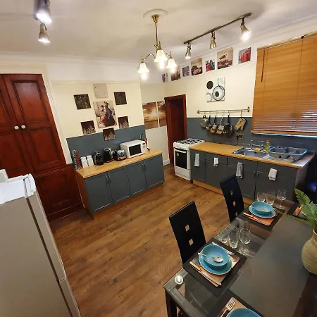 Holiday home ** Lovely & Cosy Well Equipped 3 Bedroom House Perfect For Work/leisure + Free Parking & Wifi ** *