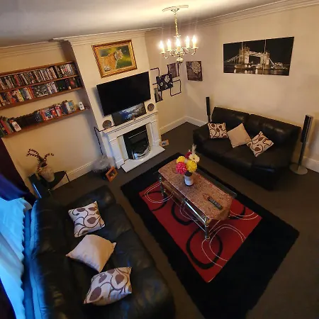 Holiday home ** Lovely & Cosy Well Equipped 3 Bedroom House Perfect For Work/leisure + Free Parking & Wifi ** Leeds (West Yorkshire)