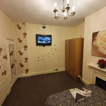 ** Lovely & Cosy Well Equipped 3 Bedroom House Perfect For Work/leisure + Free Parking & Wifi ** Holiday home *