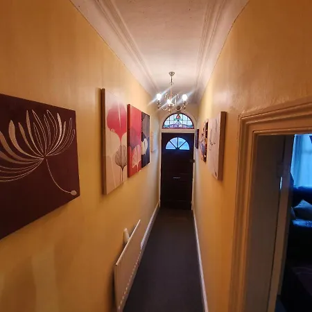 Сasa de vacaciones ** Lovely & Cosy Well Equipped 3 Bedroom House Perfect For Work/leisure + Free Parking & Wifi ** *