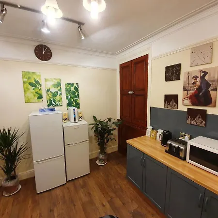 Сasa de vacaciones ** Lovely & Cosy Well Equipped 3 Bedroom House Perfect For Work/leisure + Free Parking & Wifi **